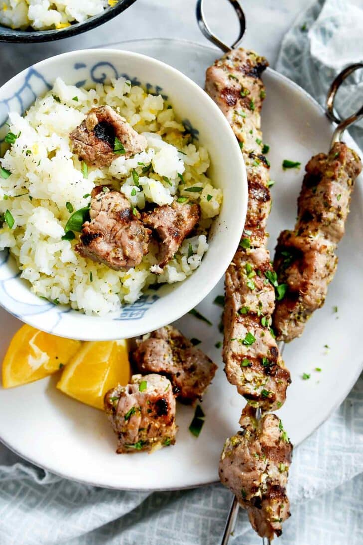 Χοιρινό souvlaki με λεμόνι ρύζι στο πιάτο και σε μπολ