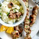 Χοιρινό souvlaki με λεμόνι ρύζι στο πιάτο και σε μπολ
