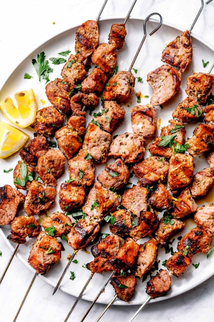 Χοιρινό souvlaki σε σουβλάκια στην πιατέλα