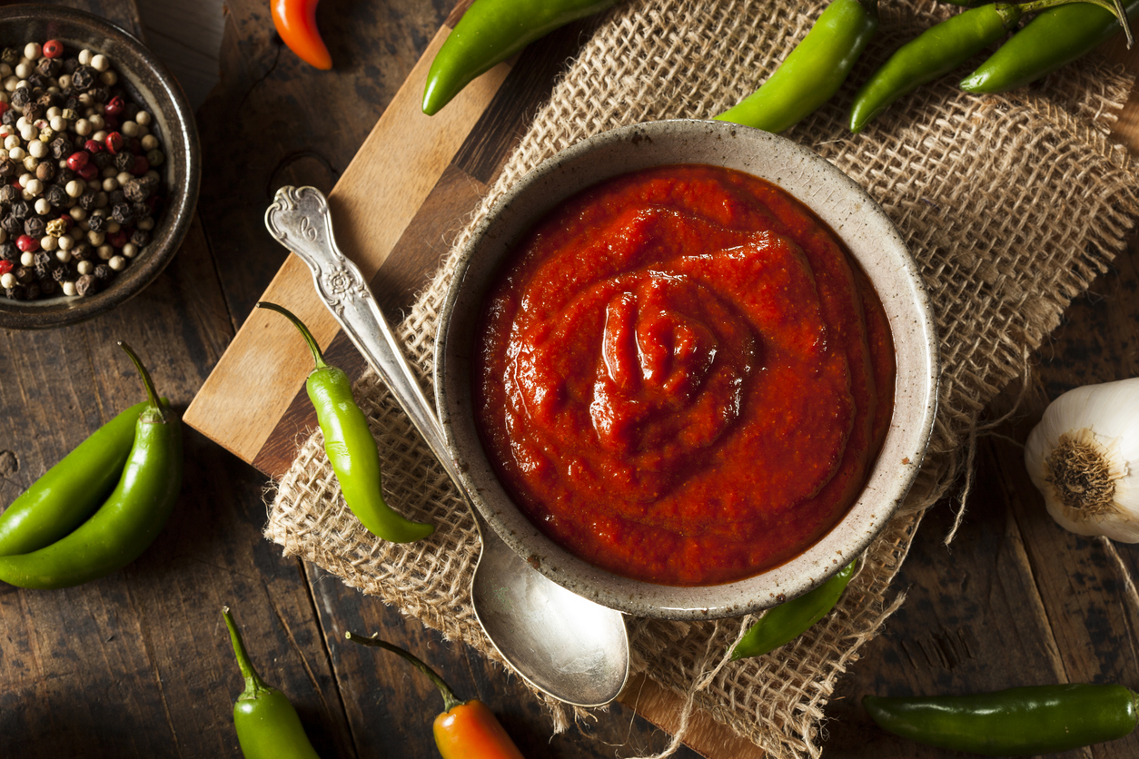 Καυτή πικάντικη κόκκινη σάλτσα sriracha σε ένα μπολ