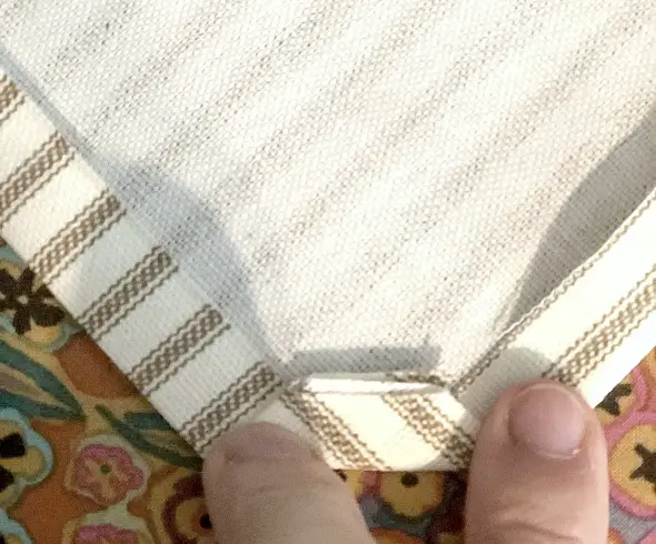 Κάντε τις δικές σας πετσέτες τσαγιού DIY που δείχνουν κομμένο στη γωνία έτσι ώστε το ύφασμα να μπορεί να διπλωθεί εύκολα στο Miter
