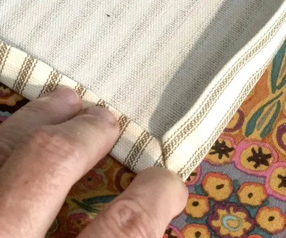Κάντε τις δικές σας πετσέτες τσαγιού DIY που ολοκληρώνει την πτυχή για να πετάξετε τις γωνίες για ραφές